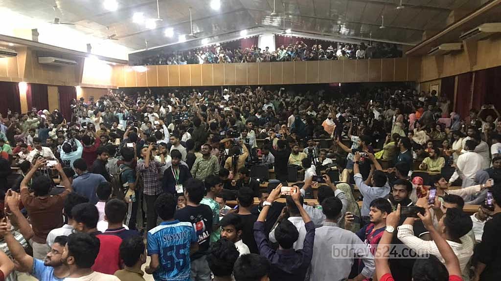 চট্টগ্রাম বিশ্ববিদ্যালয়ের বাণিজ্য অনুষদ মিলনায়তনে চাকসু নির্বাচনের ফলের অপেক্ষা।
