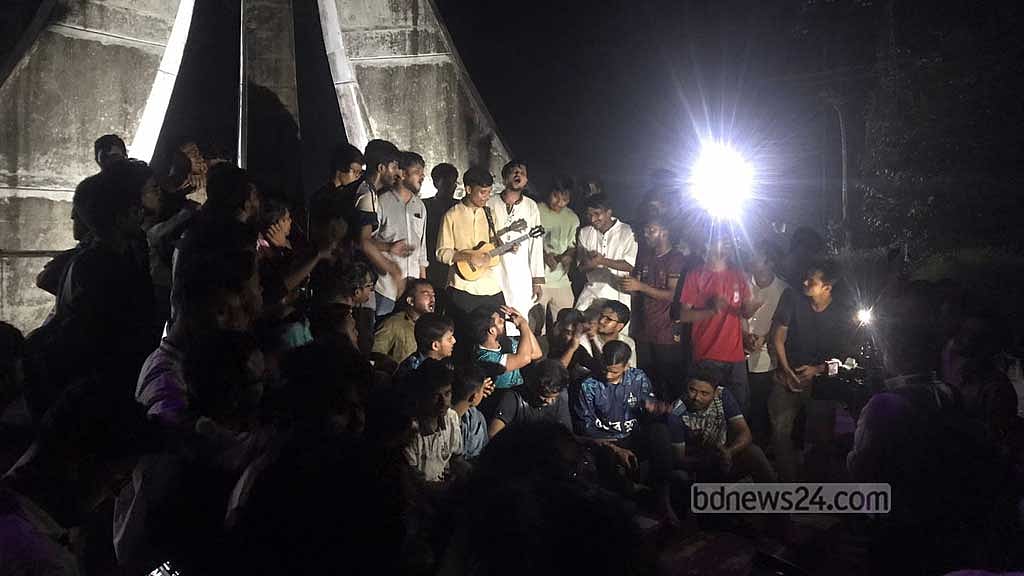 চট্টগ্রাম বিশ্ববিদ্যালয়ের কেন্দ্রীয় শহীদ মিনারে ভোট গণনার সময় গানের আসর বসিয়ে ফলের অপেক্ষা।