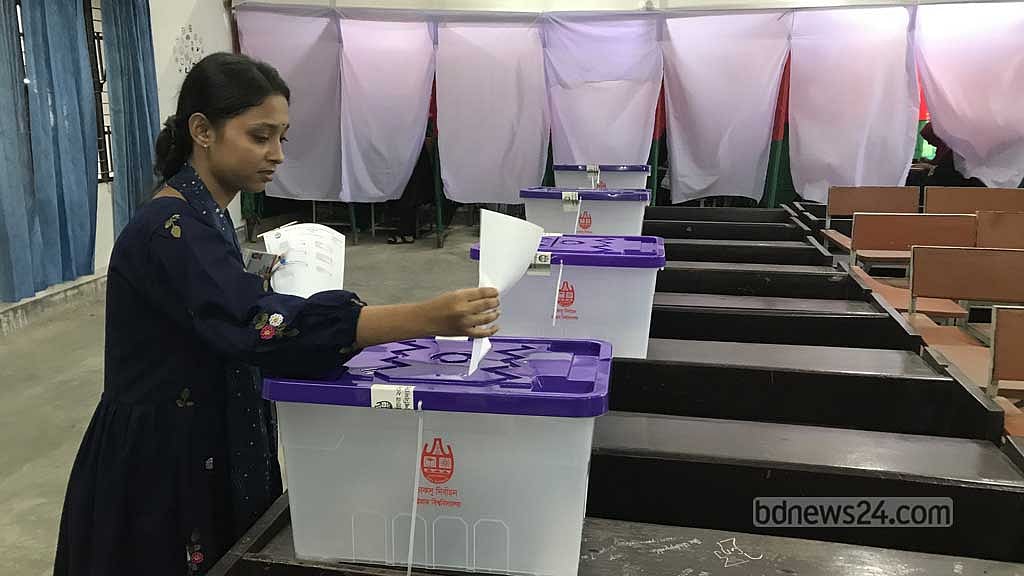 ভোট দিচ্ছেন এক শিক্ষার্থী।