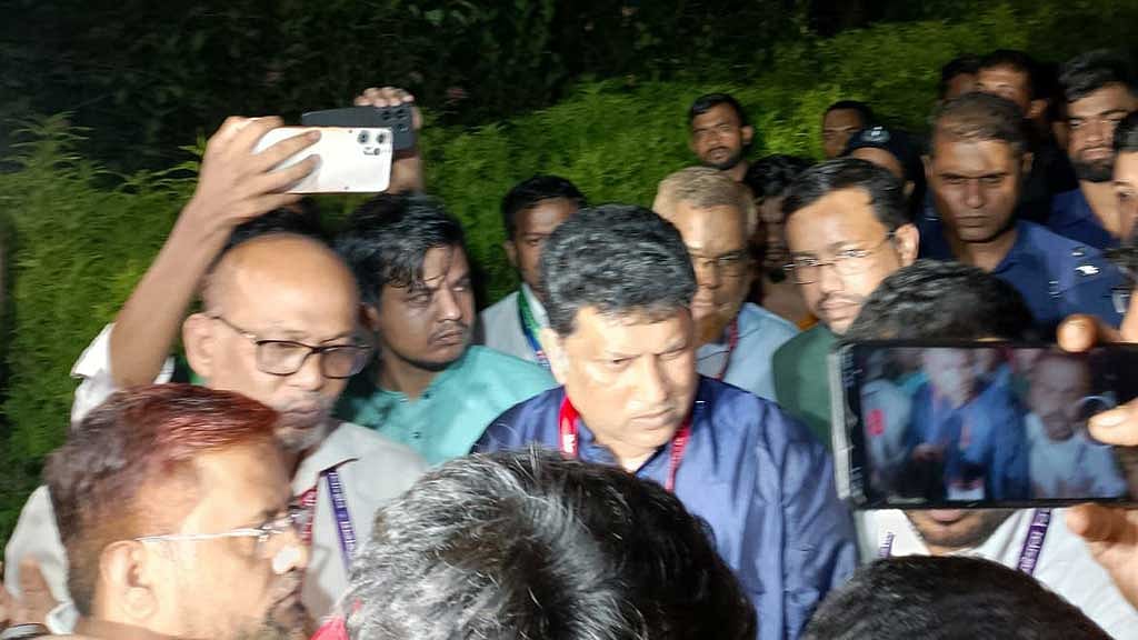 মধ্যরাতে অবরুদ্ধ উপ-উপাচার্য (প্রশাসন) মো. কামাল উদ্দিন।