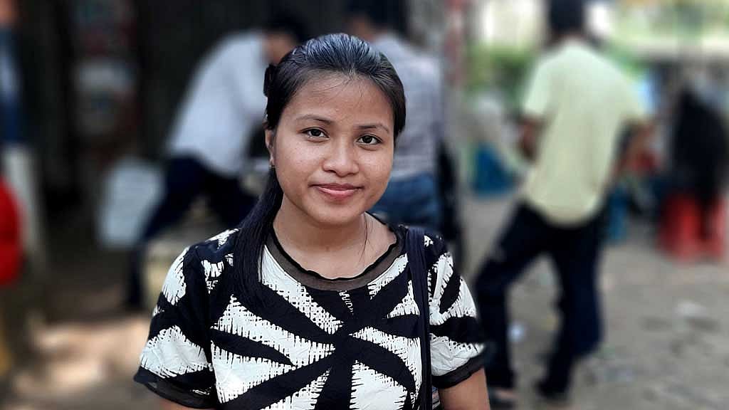 চারুকলা বিভাগের ছাত্রী নেউমা মারমা।