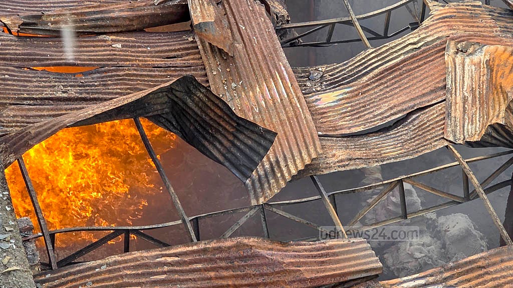 ১৪ অক্টোবর ২০২৫: রাজধানীর মিরপুরের রূপনগর এলাকায় পাশাপাশি অবস্থিত একটি পোশাক কারখানা ও রাসায়নিকের গুদামে অগ্নিকাণ্ডে প্রাণ হারান ১৬ জন।  