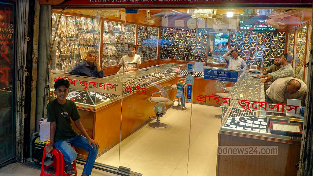 লাফিয়ে লাফিয়ে সোনার দাম বাড়ায় ক্রেতা কমার কথা জানান দোকানিরা। মঙ্গলবার রাজধানীর বায়তুল মোককারম মার্কেটের অনেক সোনার দোকান দেখা যায় ক্রেতা শূন্য।  ছবি: আব্দুল্লাহ আল মমীন