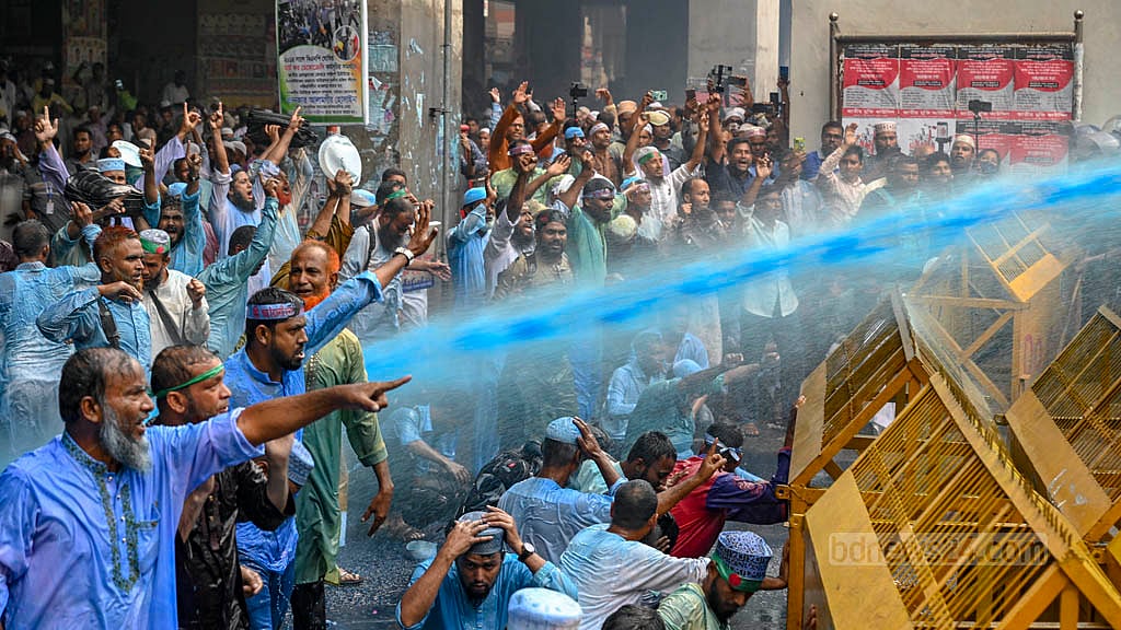 ২৯ অক্টোবর ২০২৫: এবতেদায়ী মাদ্রাসা শিক্ষা কার্যক্রম জাতীয়করণের দাবিতে জাতীয় প্রেস ক্লাব থেকে সচিবালয় অভিমুখে মিছিল বের করেন এসব প্রতিষ্ঠানের শিক্ষকরা। পুলিশের বাধায় তারা কর্মসূচি শেষ করতে পারেননি। জলকামান ও সাউন্ড গ্রেনেড ব্যবহার করে তাদের ছত্রভঙ্গ করে পুলিশ।