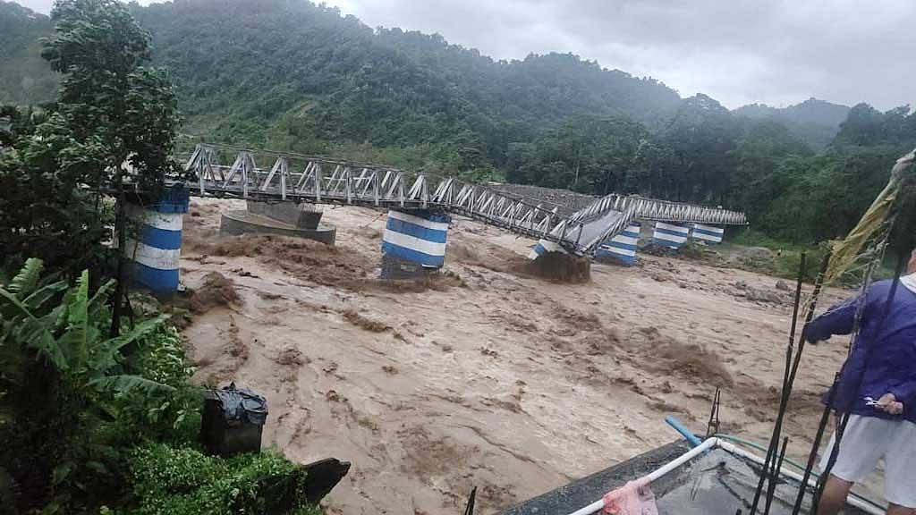 ভারি বৃষ্টির মধ্যে শিলিগুড়ি-মিরিক রোডের দুধিয়া ব্রিজ ধসে পড়ে। ছবি: শিবাজি দে সরকার।