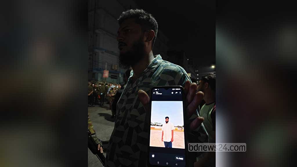 রাজধানীর মিরপুরের রূপনগরে মঙ্গলবার পোশাক কারখানা ও রাসায়নিকের গুদামে লাগা আগুনের পর ঘটনাস্থলে পোশাক কারখানায় কাজ করা খালিদ হাসান সাব্বিরকে খুঁজছেন তার মামাতো ভাই শাকিল আহমেদ। 