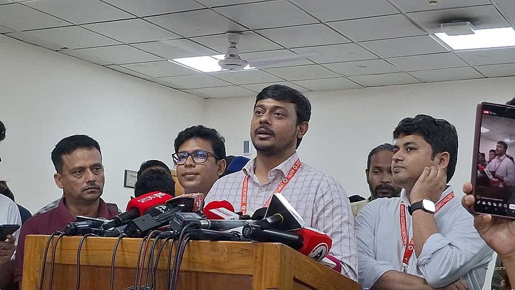 নির্বাচন কমিশনে বৃহস্পতিবার বৈঠক থেকে বেরিয়ে সাংবাদিকদের সামনে কথা বলেন এনসিপির মুখ্য সমন্বয়ক নাসীরুদ্দীন পাটওয়ারী।