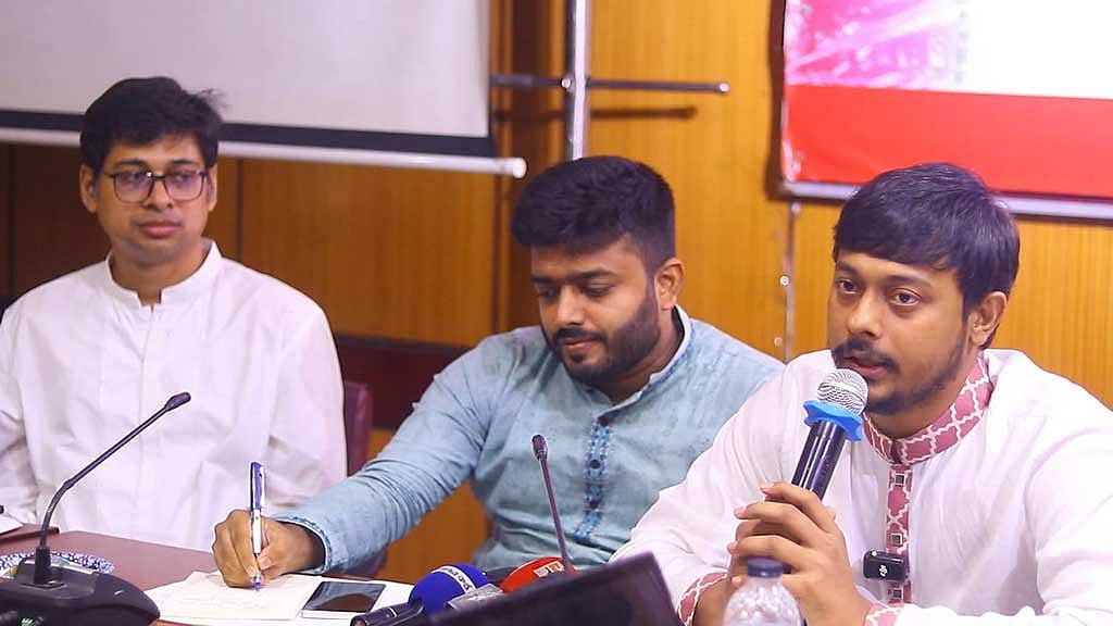 ঢাকায় বিএমএ ভবনে শনিবার 'মাজার সংস্কৃতি: সহিংসতা, সংকট ও ভবিষ্যৎ ভাবনা' শীর্ষক সংলাপে বক্তব্য দেন তথ্য এনসিপির মুখ্য সমন্বয়ক নাসীরুদ্দীন পাটওয়ারী।