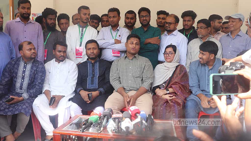 পিরোজপুরে এক অনুষ্ঠানে এনসিপির দক্ষিণাঞ্চলের মুখ্য সংগঠক হাসনাত আব্দুল্লাহ।