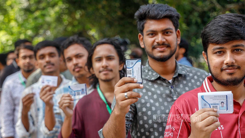 ১৬ অক্টোবর ২০২৫: সাড়ে তিন দশক পর ছাত্র সংসদে নতুন নেতৃত্ব বেছে নিতে ভোট দেন রাজশাহী বিশ্ববিদ্যালয়ের শিক্ষার্থীরা। শিবির সমর্থিত প্যানেল এ ভোটে একচেটিয়া জয় পায়। ছবি: মাহমুদ জামান অভি