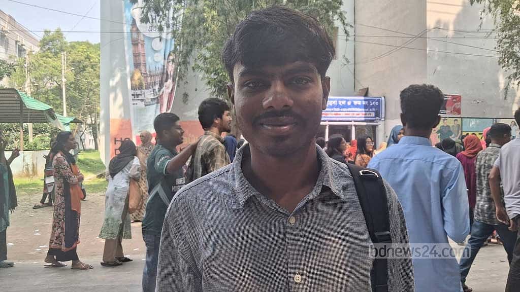 জীবনে প্রথমবারের মত ভোট দিয়েছেন সমাজকর্ম বিভাগের আবু হেনা শাকিল।