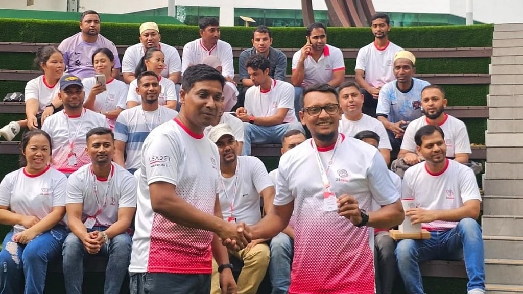‘টোয়েন্টিফোরএশিয়া’-এর সদস্যদের সঙ্গে নাজমুল খান (বাঁয়ে)।