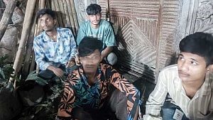 4 held over Mohammadpur machete-point mugging