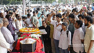 ফুলেল শ্রদ্ধায় বদরুদ্দীন উমরকে শেষ বিদায়