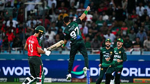 Pakistan rout Tigers to set up India final