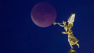 World witnesses ‘Super Blood Moon’