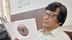 রক্তনীল লতাগুল্মের ছায়ায় কবি চিন্ময় গুহ