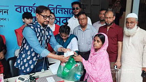 পরিত্যক্ত প্লাস্টিকের বিনিময়ে বিদ্যানন্দ দিচ্ছে চিকিৎসা সেবা