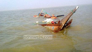 বঙ্গোপসাগরে ট্রলারডুবি, ভাসতে থাকা ১৮ জেলে ৮ ঘণ্টা পর উদ্ধার