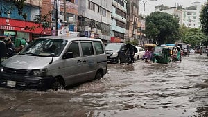 জলজটের জেরে শহরজুড়ে যানজট