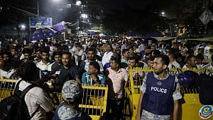 ঢাবির প্রবেশপথে ভিড় না করতে অনুরোধ পুলিশের