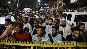 ডাকসুর ভোট গণনা ঘিরে ঢাকা বিশ্ববিদ্যালয়ের প্রবেশপথে জমায়েত