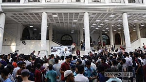 Rival DUCSU panels trade blame as crowds swell on campus