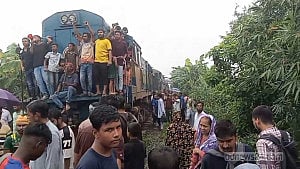 Redrawing seats: Rail blockade held in Faridpur