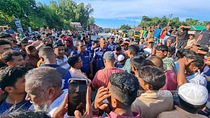 গাইবান্ধায় বাস চাপায় নারীর মৃত্যু, ৩ ঘণ্টা মহাসড়ক অবরোধ