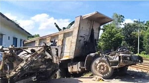 গাজীপুরে ট্রেনের ধাক্কায় ট্রাকের চালক-হেলপার নিহত