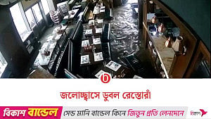 বন্যার পানি আছড়ে পড়ল হংকংয়ের রেস্তোরাঁয়