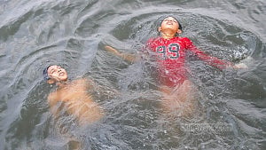 Bangladesh swelters in early autumn heat