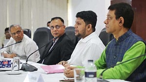‘গদি কখন চলে যায়’, তথ্য উপদেষ্টা ‘ক্রাইসিসে’