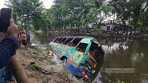 5 die as bus plunges into Lakshmipur canal