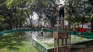 বেহাল পড়ে আছে লালমাটিয়ার দুই পার্ক