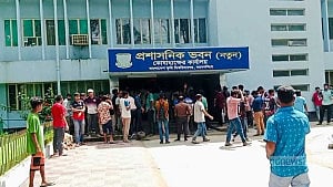 বাকৃবি: রেল অবরোধের পর ব্যাংক-ট্রেজারি অফিসে তালা শিক্ষার্থীদের