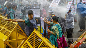 বেসরকারি শিক্ষকদের ওপর পুলিশের জলকামান