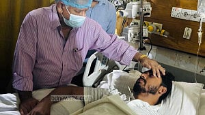 নুরকে দেখতে ঢাকা মেডিকেলে উপদেষ্টা সাখাওয়াত