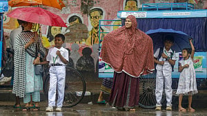 বৃষ্টিতে বিপাকে স্কুল শিক্ষার্থীরা