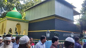 উঁচু বেদী করে কবর, ‘শরিয়ত-বিরোধী’ দাবি তুলে বিক্ষোভের হুঁশিয়ারি