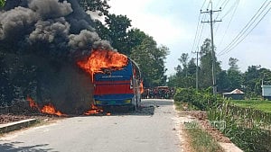 সিরাজগঞ্জে বাস চাপায় কিশোরের মৃত্যু, বাসে অগ্নিসংযোগ