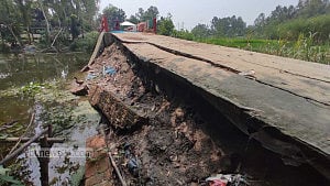 সিরাজগঞ্জে মাস না পেরোতেই ভেঙে গেছে সংযোগ সড়ক, সেতুতে ভোগান্তি