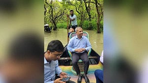 রাতারগুলের সৌন্দর্যে মুগ্ধ আইন উপদেষ্টা, শুনলেন মাঝির গান