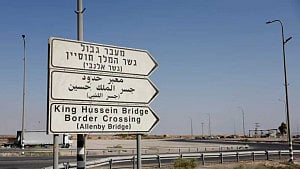 West Bank-Jordan crossing to reopen for travellers