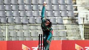 মারুফার আগুনে বোলিং থেমে গেল বৃষ্টিতে