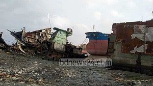 8 burnt at Sitakunda ship breaking yard