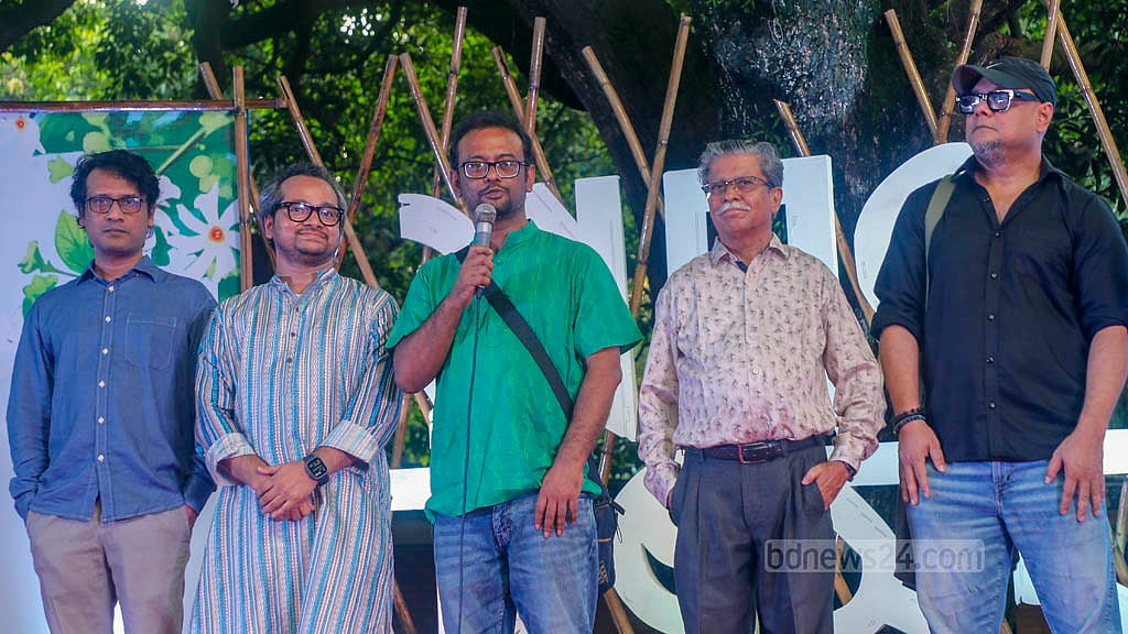 ঢাকা বিশ্ববিদ্যালয়ের চারুকলা অনুষদের বকুলতলায় শুক্রবার ষড়ঋতু উদযাপন জাতীয় কমিটি আয়োজিত ‘শরৎ উৎসবে’ কথা বলেন বাংলা একাডেমির মহাপরিচালক অধ্যাপক মোহাম্মদ আজম।