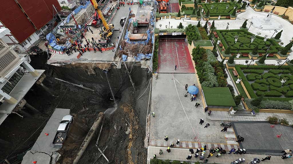 ব্যাংককের ভাজিরা হাসপাতালের সামনের স্যামসেন রোডে তৈরি হওয়া গর্ত। ছবি: রয়টার্স 