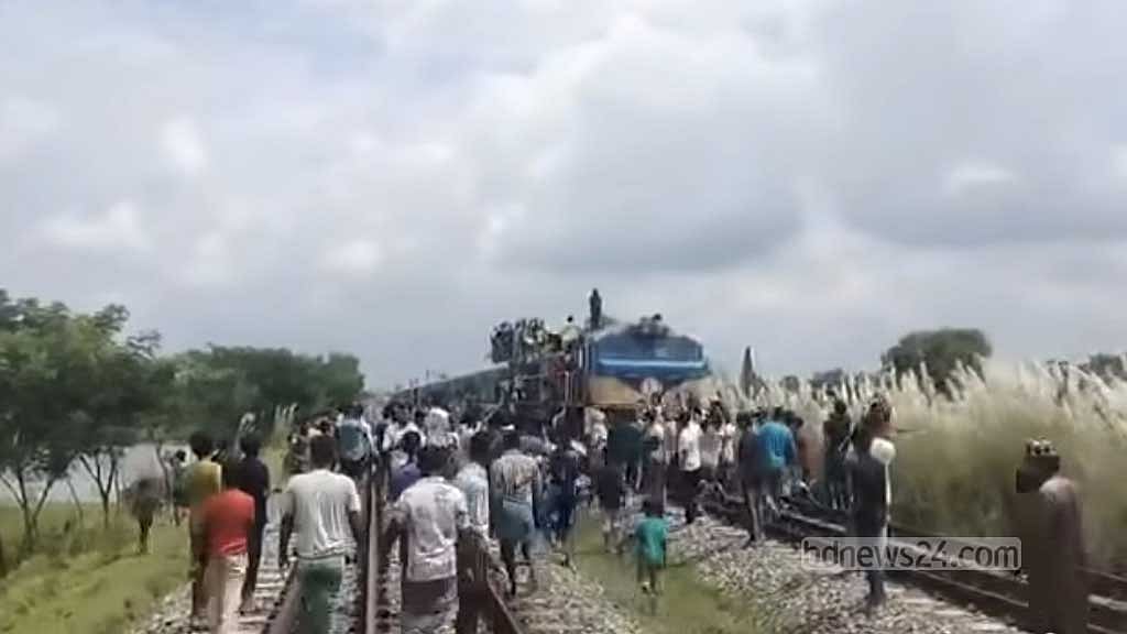 Locals had built this level crossing without gatekeepers or warning systems. In September last year in Akhaura, Brahmanbaria, residents blocked a train in protest after the crossing was closed.