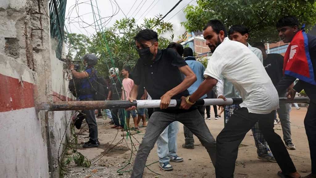 পার্লামেন্ট ভবনের বাইরের দেয়াল ভাঙছে বিক্ষুব্ধ জনতা